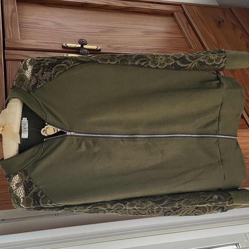 Green zip-up ladies shirt with lace sleeves